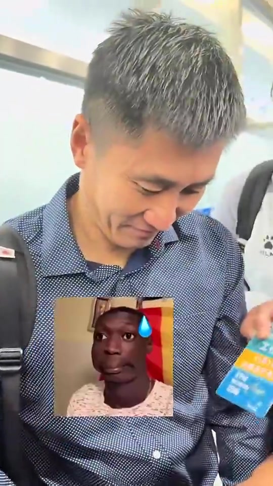 马宁给球迷签名时被灵魂拷问苏超激烈还是中超激烈啊