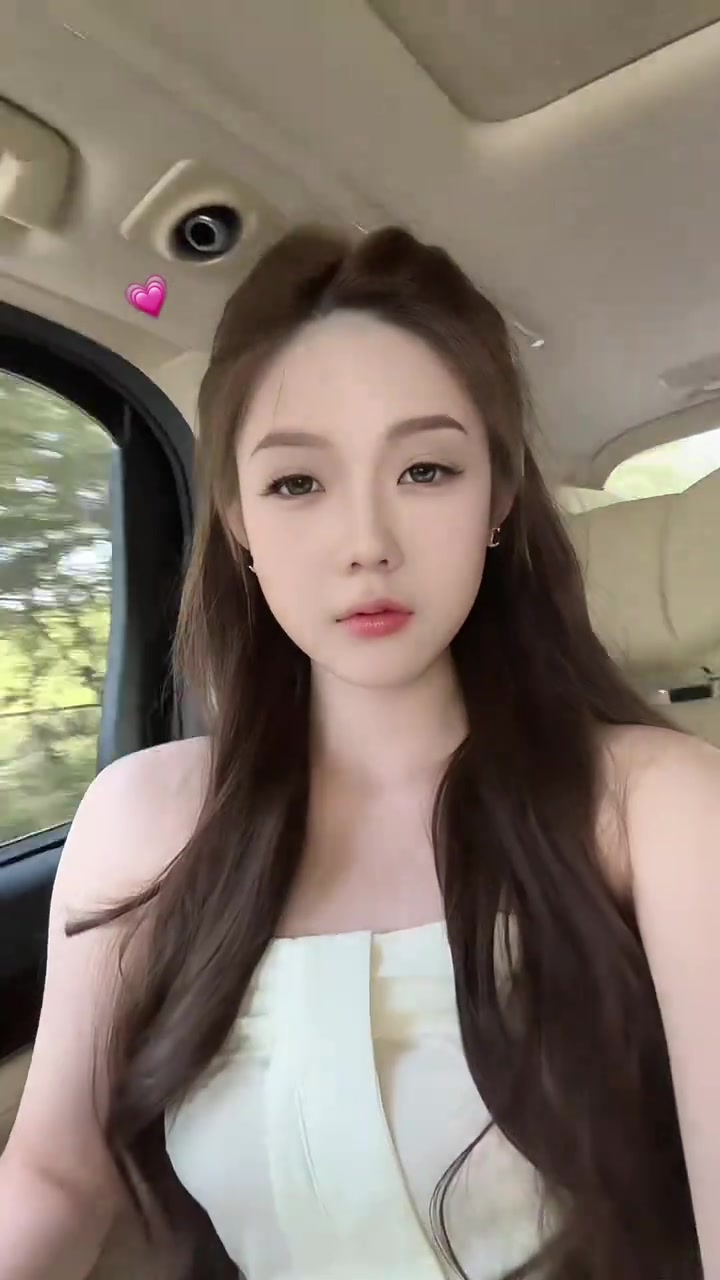 云南玉昆女主持看起来好像白富美呀不得不说颜值真出众