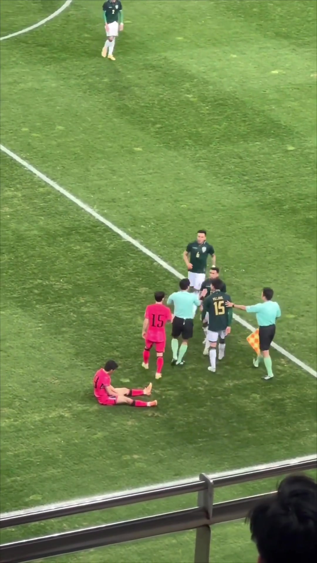 马宁控场李刚仁受伤倒地被对手强行拉拽马宁果断出牌制止