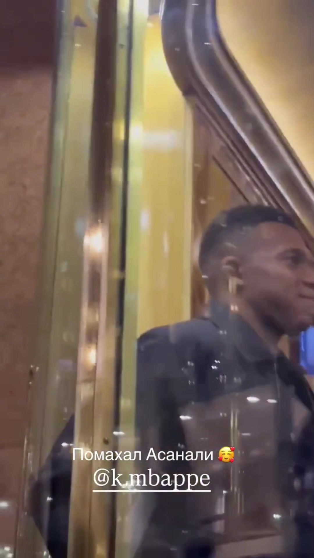 皇马球员抵达酒店姆巴佩不断和阿拉木图的球迷打招呼