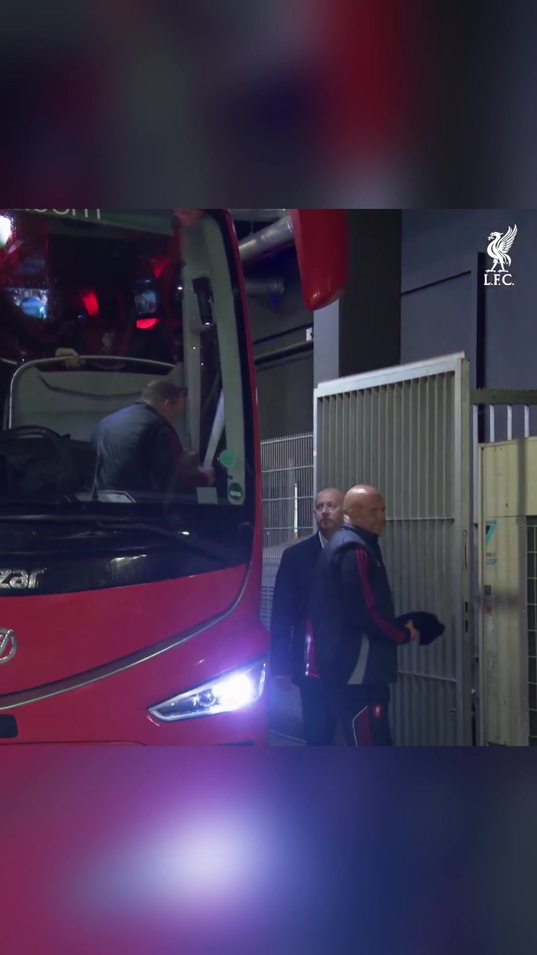 萨拉赫替补维尔茨首发利物浦抵达球场迎战法兰克福