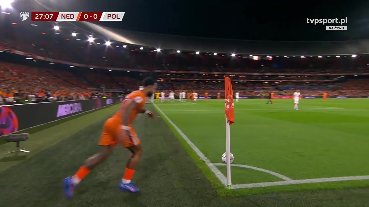 荷兰1-0领先波兰德佩角球开出邓弗里斯高高跃起头球破门