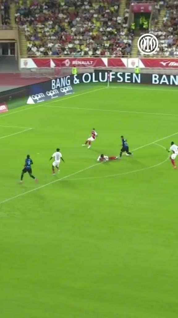 国米官推晒视频对手万万没想到劳塔罗还有这一扣