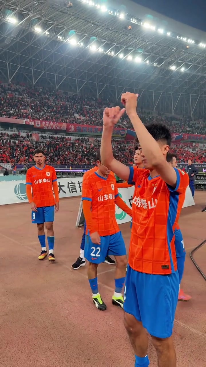 山东泰山队赛后精彩瞬间刘洋的英语水平突飞猛涨