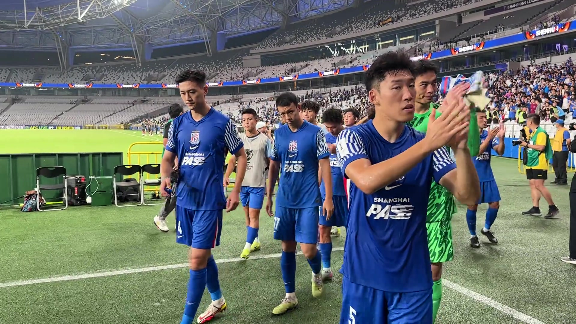 申花赛后谢场球迷为球队送上鼓励希望球队打好最后四轮联赛