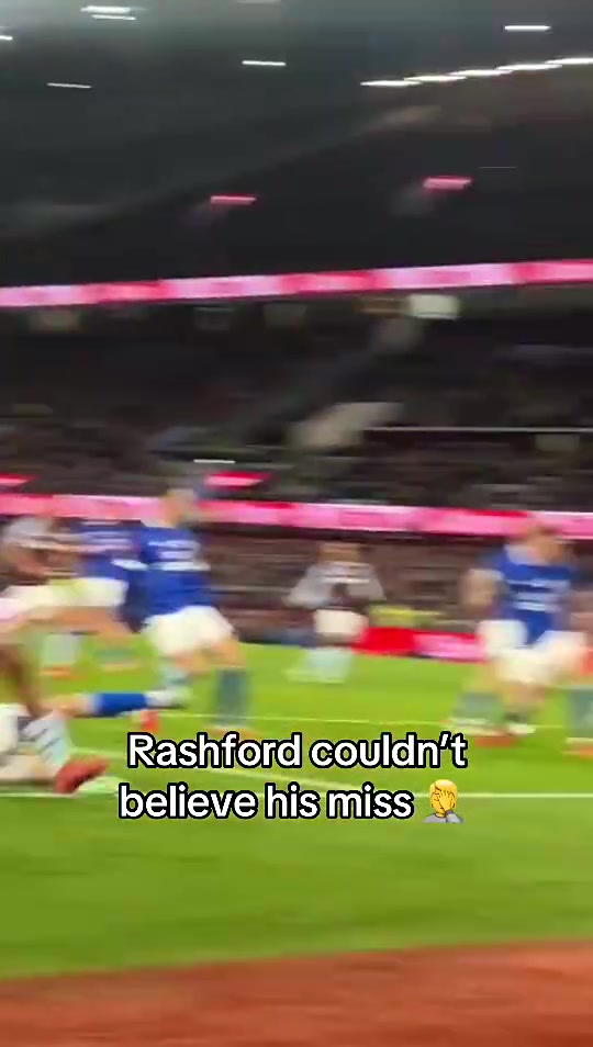 拉什福德此前错失超级大空门维拉公园现场球迷不免惊声呐喊