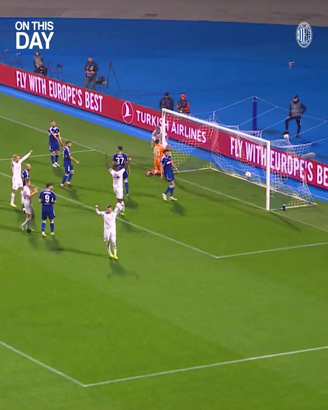 3年前加比亚打进了红黑生涯的第一粒进球