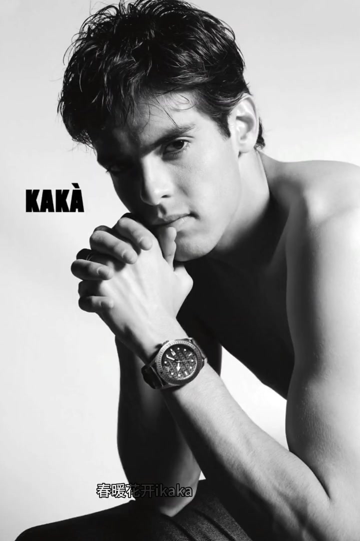 当年阿玛尼为卡卡拍了一组性感写真绝对的花美男
