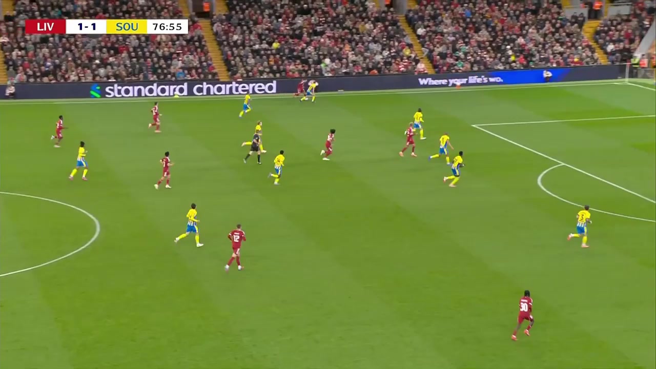 可惜基耶萨边路精准传中埃基蒂克头球擦柱而出