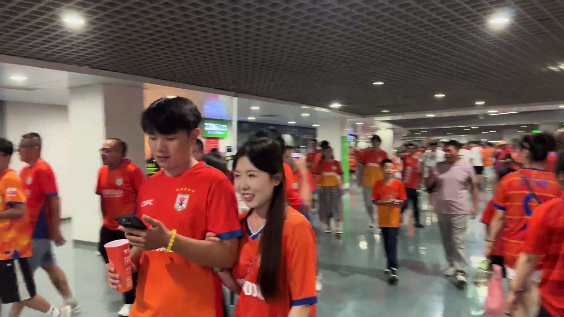 躺枪啊实拍山东泰山球迷在济南奥体高喊国安XX