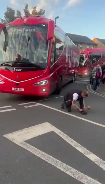 水晶宫球迷赛后故意阻拦利物浦大巴只为唱你们是坨屎