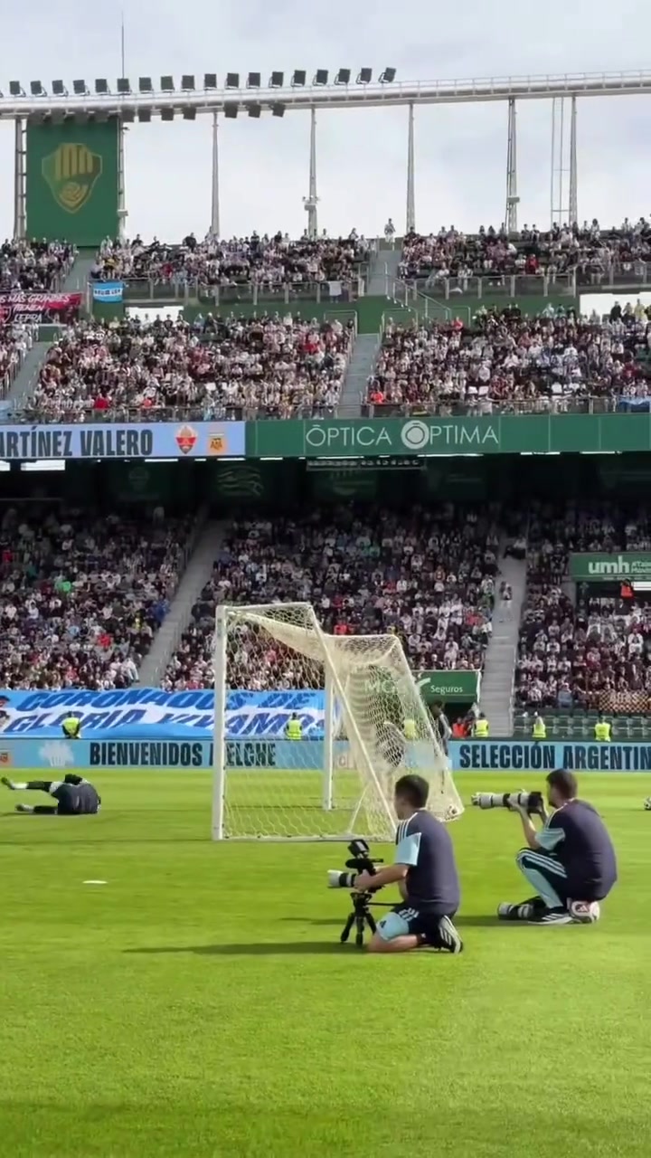 梅西在公开训练上内切破门引起全场惊呼