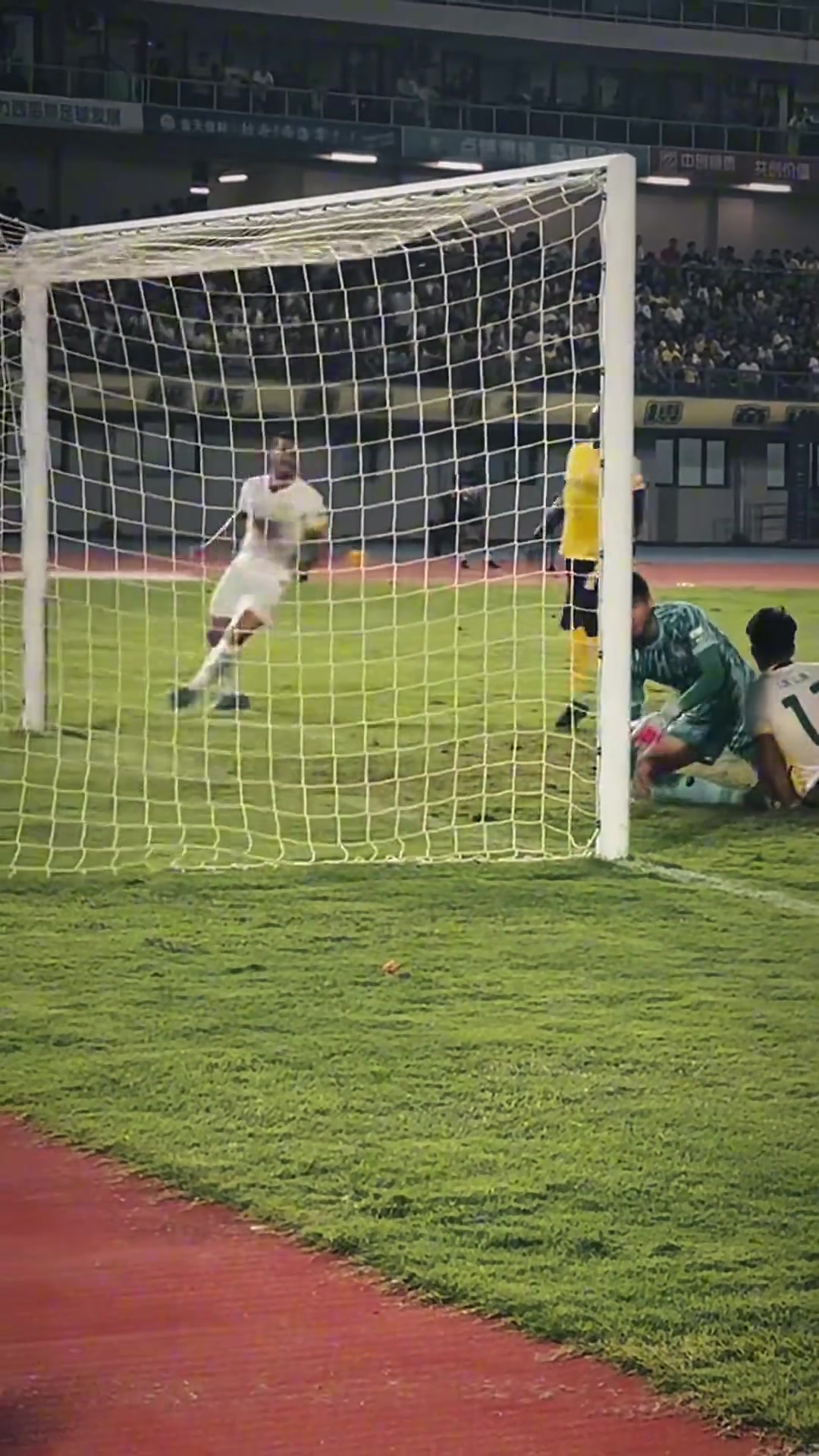 擦鞋擦鞋国安博主实拍张稀哲圆月弯刀助攻林良铭和法比奥