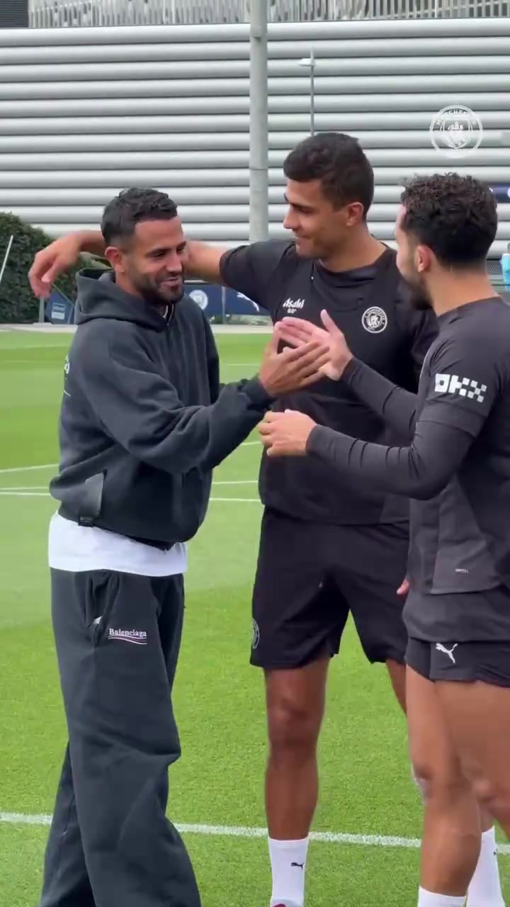 罗德里快让我好好看看马赫雷斯回到曼城看望老队友们