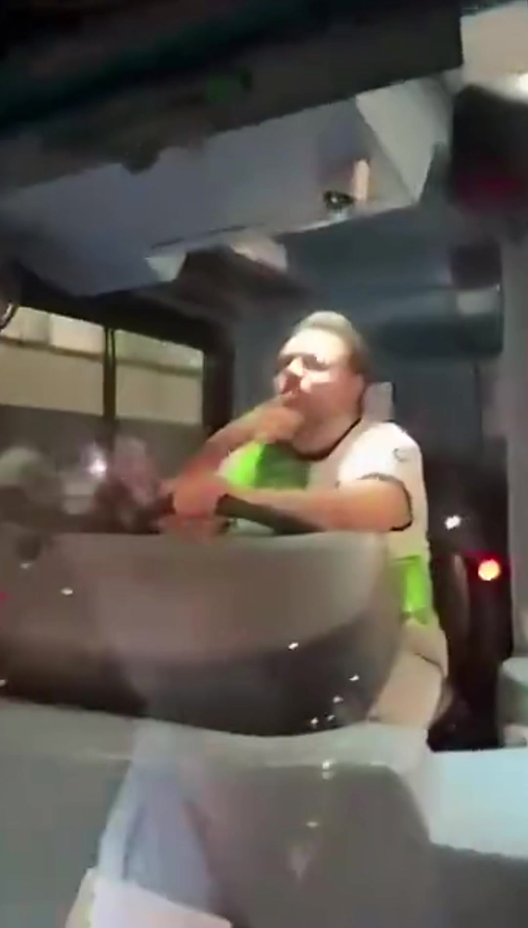 真不怕被创啊切尔西球迷撞见穿利物浦球衣的公交司机