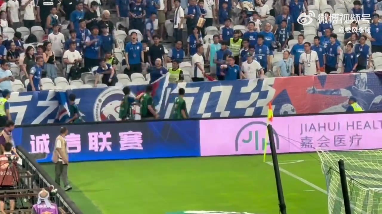 现场泰山球迷比赛中多名申花球迷辱骂泰山队跟队记者