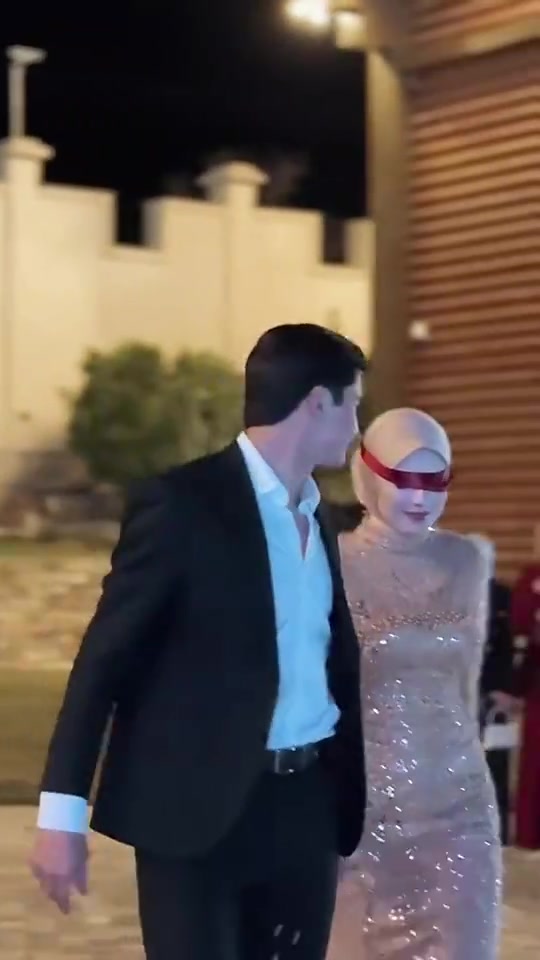 胡桑诺夫老婆此前结婚时还红带蒙眼这是一点都不让人看到