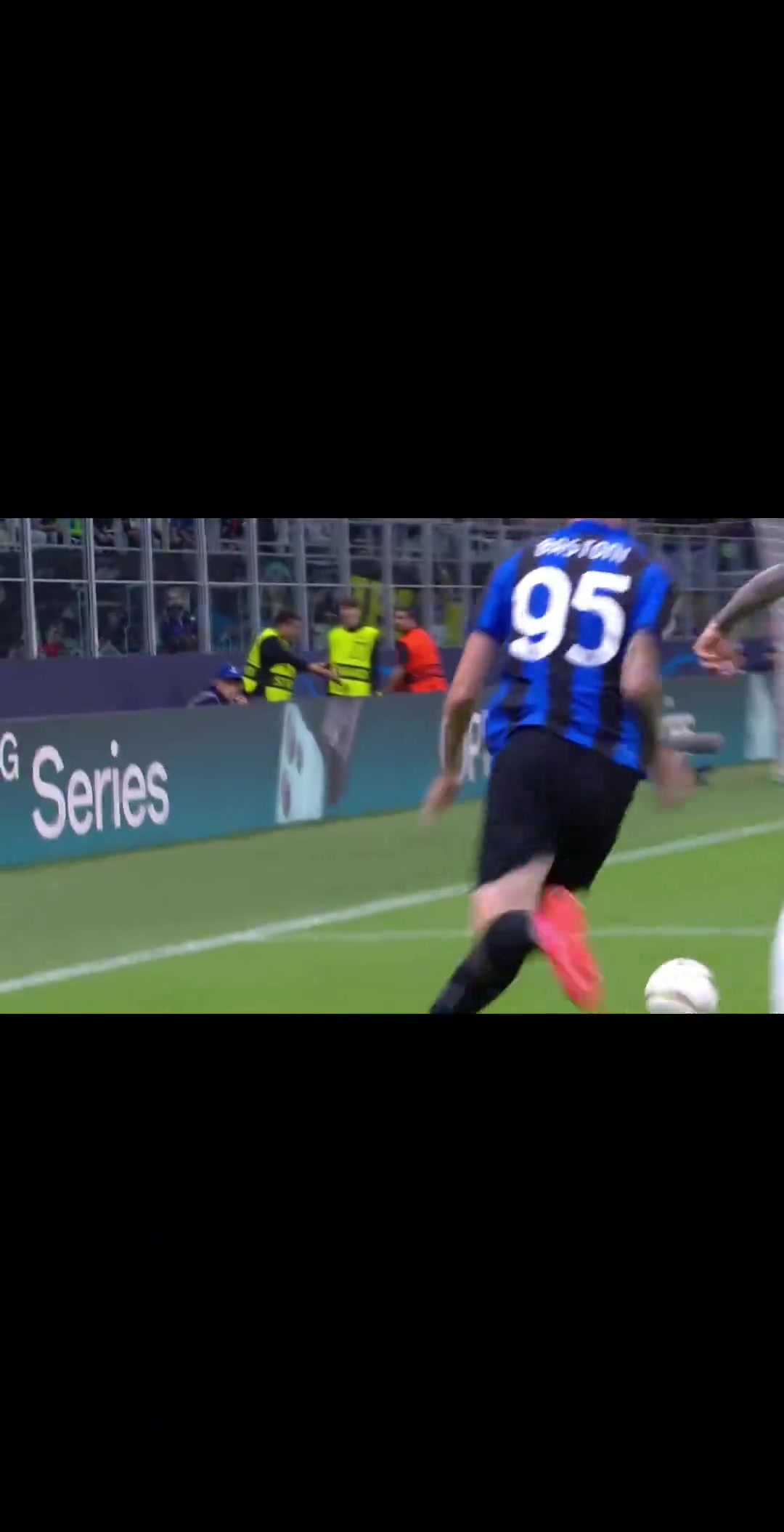 他应该是现役进攻最强的中卫了吧国米球迷他的身价没有水分