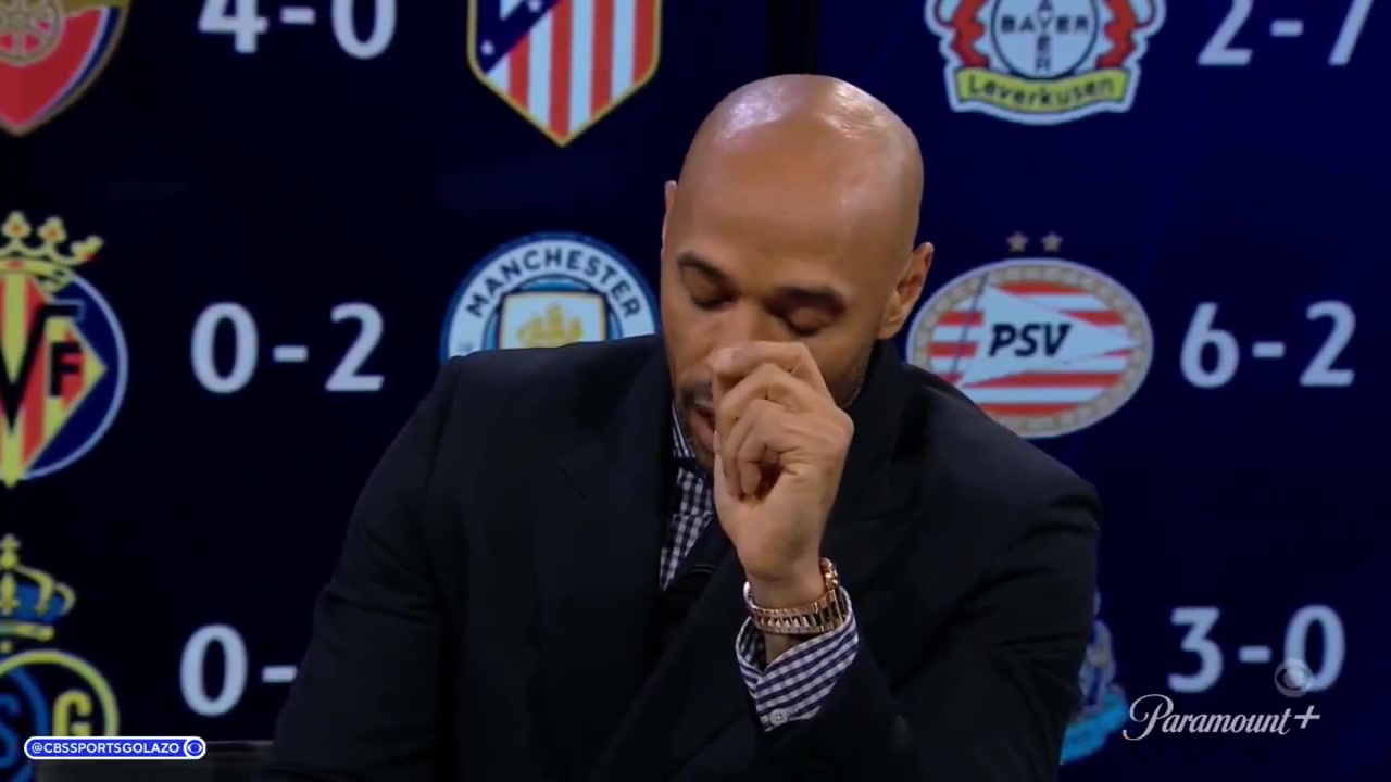 约克雷斯对着亨利说14号球衣这件球衣为我们带来了很多进球