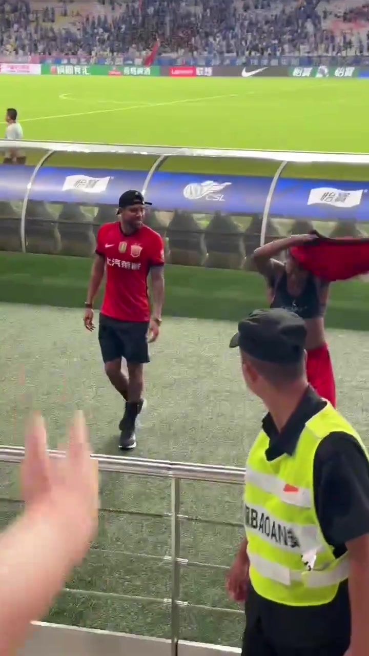 上海紫皮中立球迷找海港球员要球衣惨遭大量申花球迷围攻