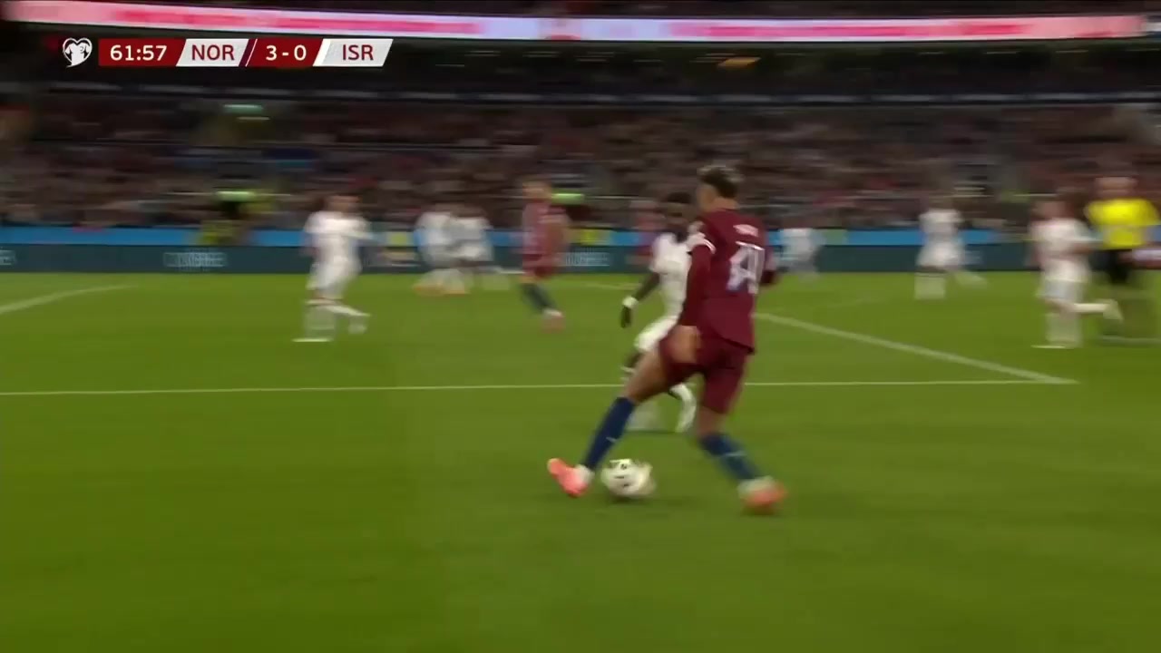 头球轰炸哈兰德高高跃起力压后卫头球暴力破门