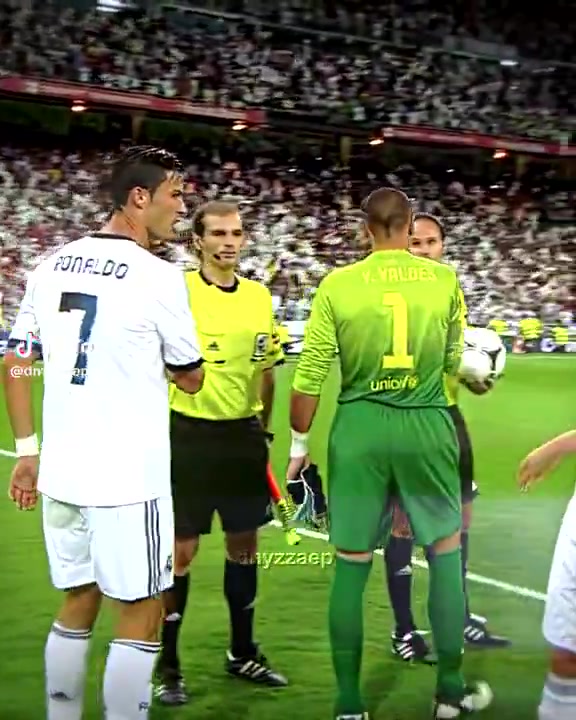 当年巅峰西班牙国家德比C罗和梅西擦肩而过没有握手