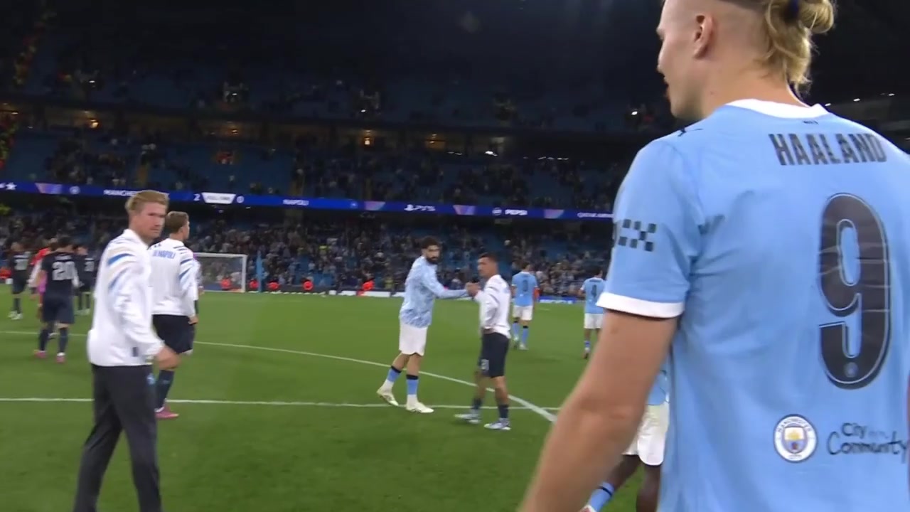 曼城球迷看到这一幕怎能不泪流满面哈兰德赛后叫住德布劳内叙旧