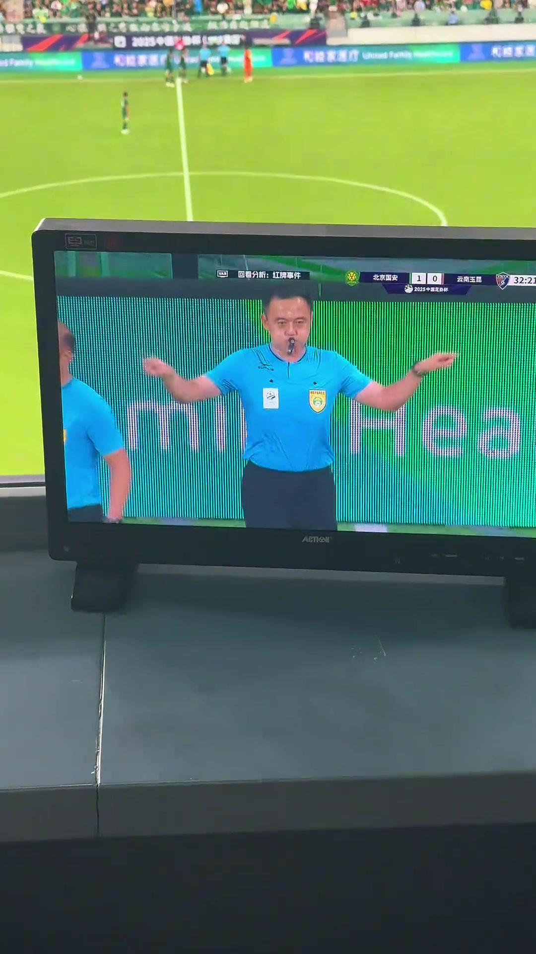 实拍云南玉昆外援布尔克染红瞬间看台上的李明振臂鼓掌