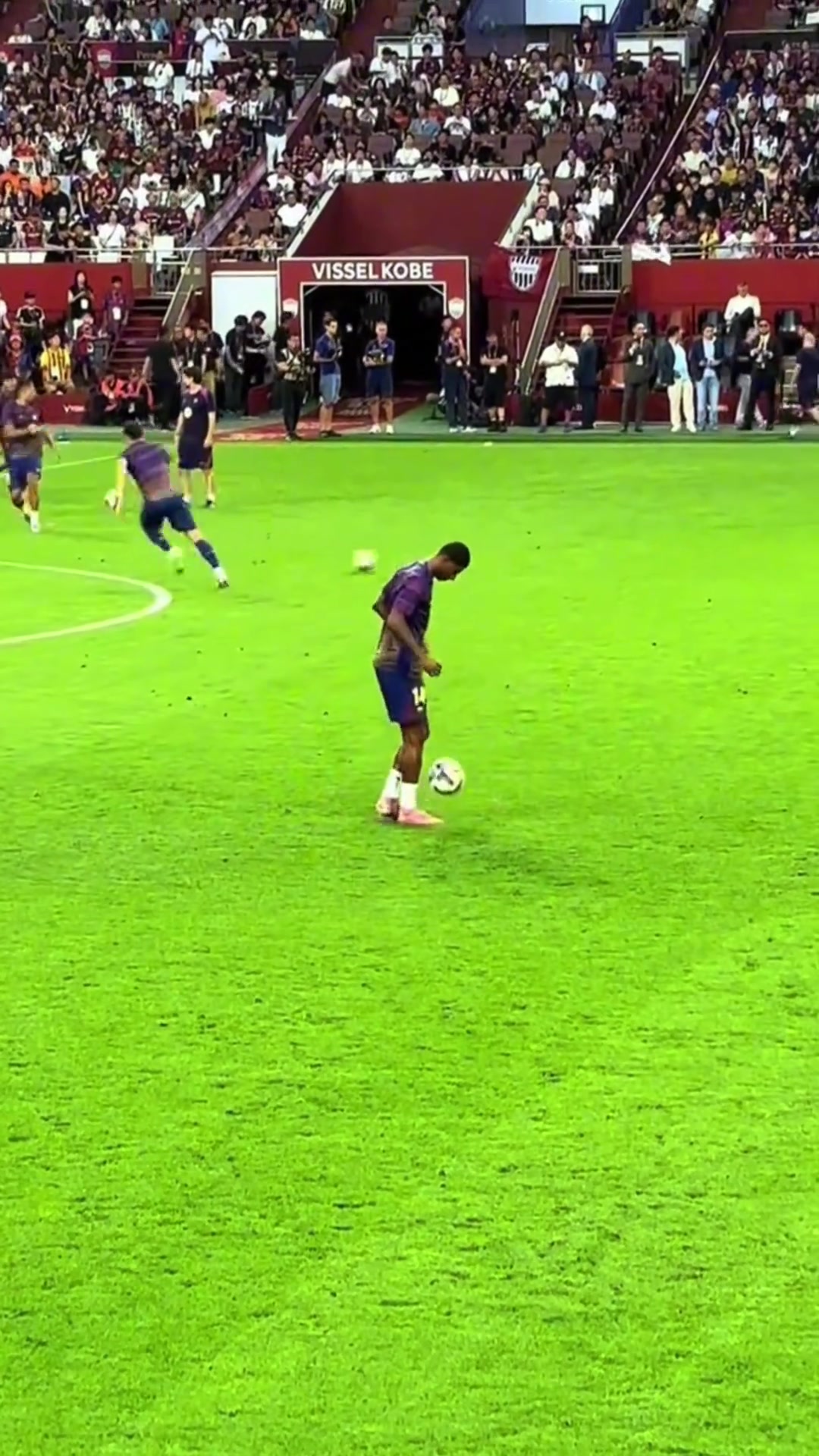 拉什福德在巴萨小秀颠球某前巴萨球员你能颠来金球吗