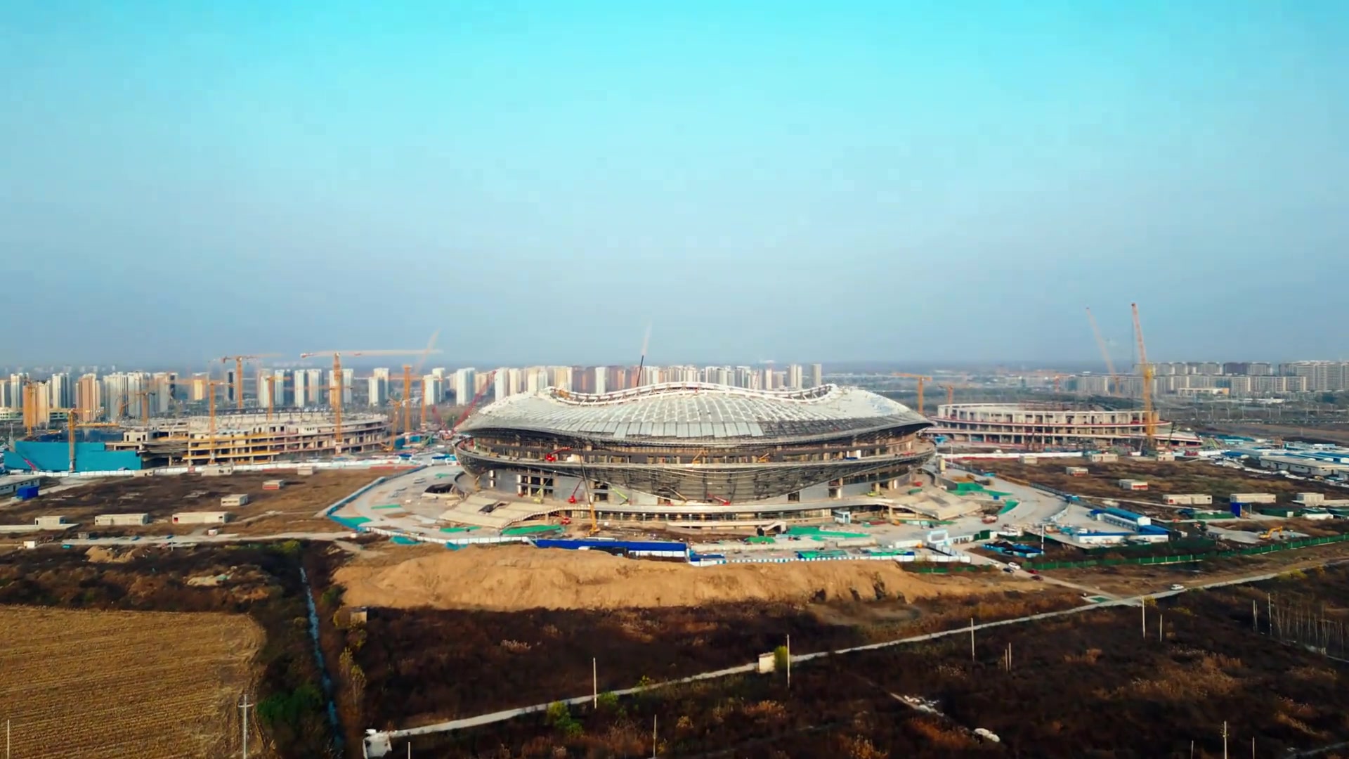 新鲜热乎的黄河体育中心专业足球场即将进入新的施工环节