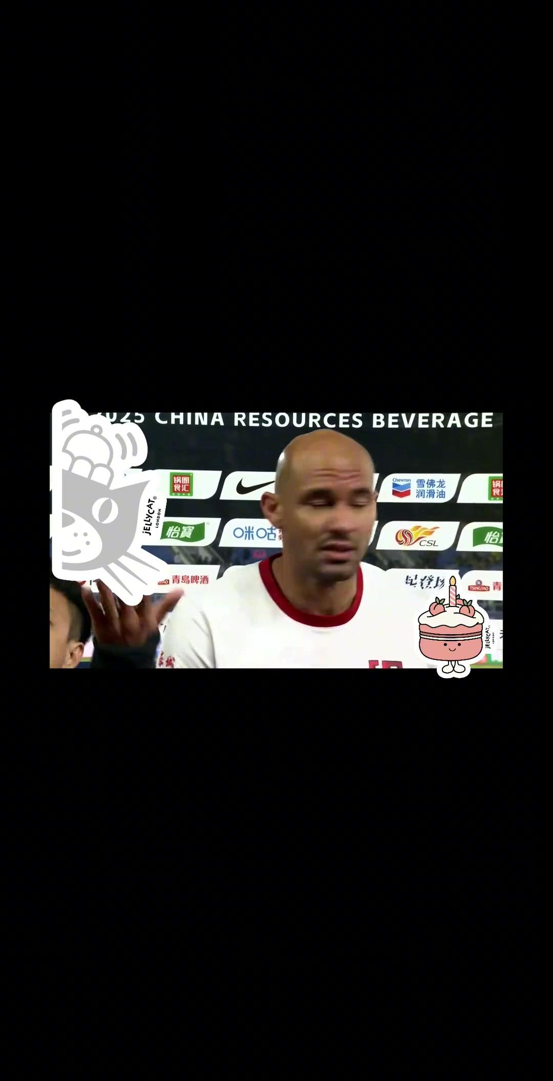 素质堪忧赛后接受采访的费利佩险些被球迷投掷的杂物击中