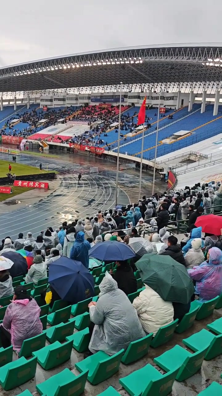 够意思实拍凄风冷雨中不少北京球迷仍随国安远征长春
