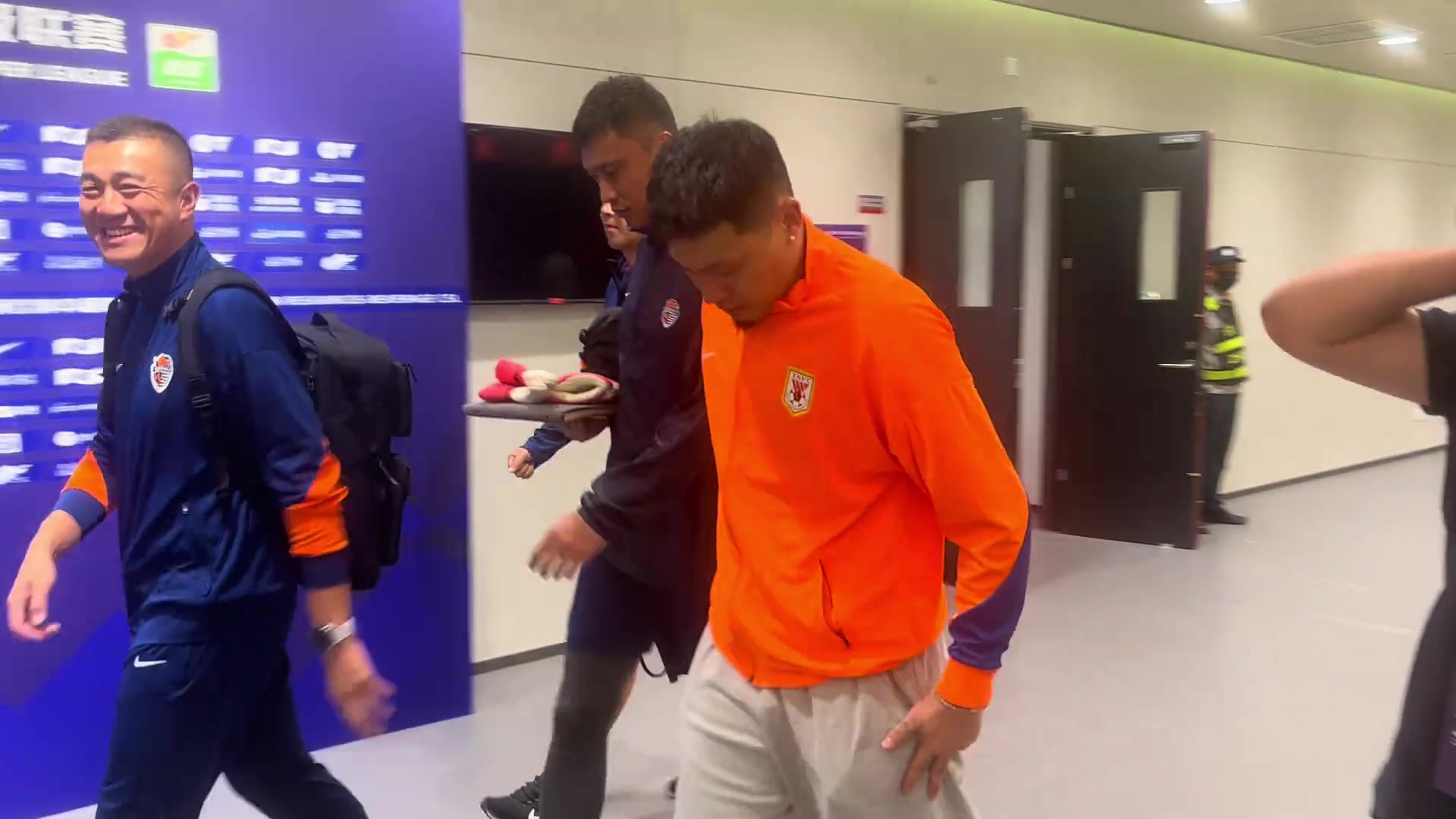 牛志明赛后王大雷走路一瘸一拐比赛中撞门柱那下伤了