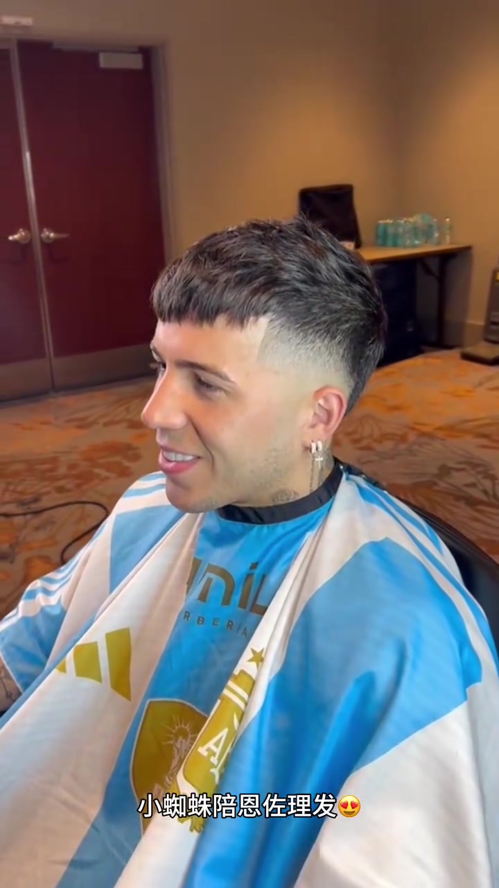 小蜘蛛我成你监护人了名场面恩佐连理发都要小蜘蛛陪同