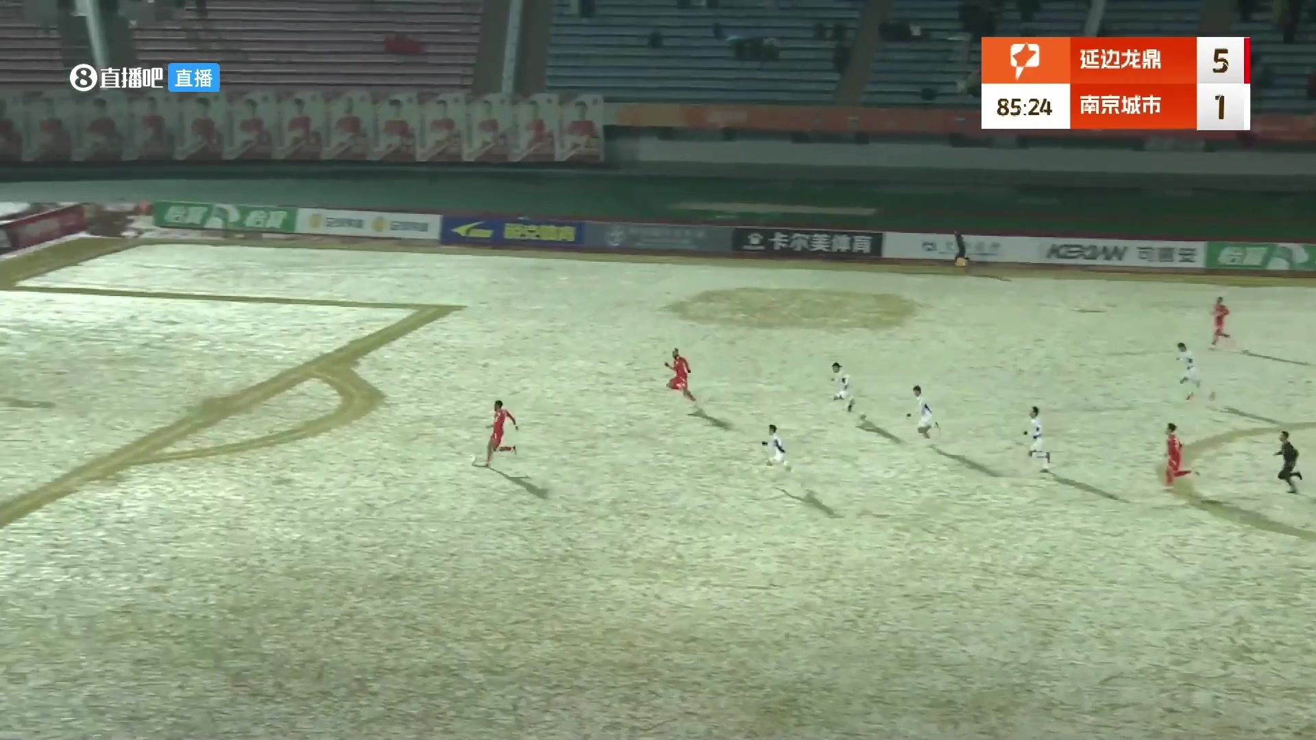 延吉冰天雪地白色场地白色用球这对前锋和守门员都是考验