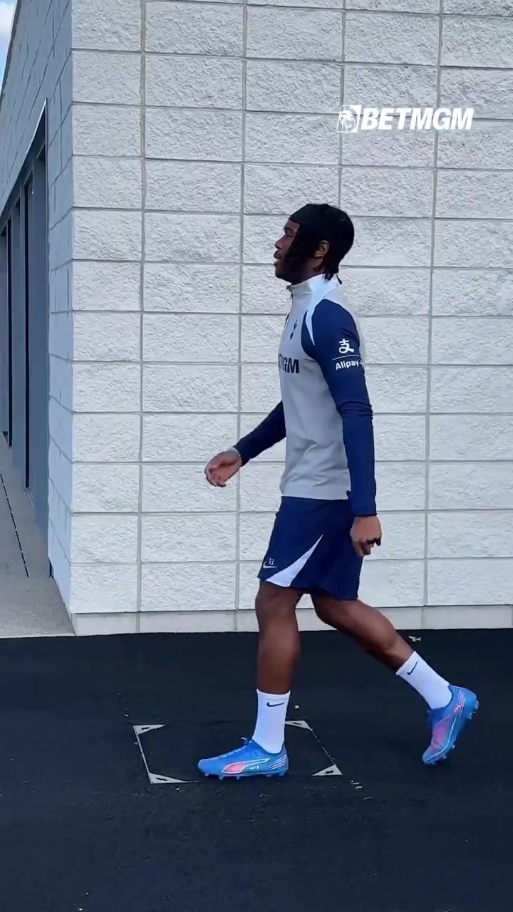 开局不错热刺队内训练备战周六与狼队的比赛