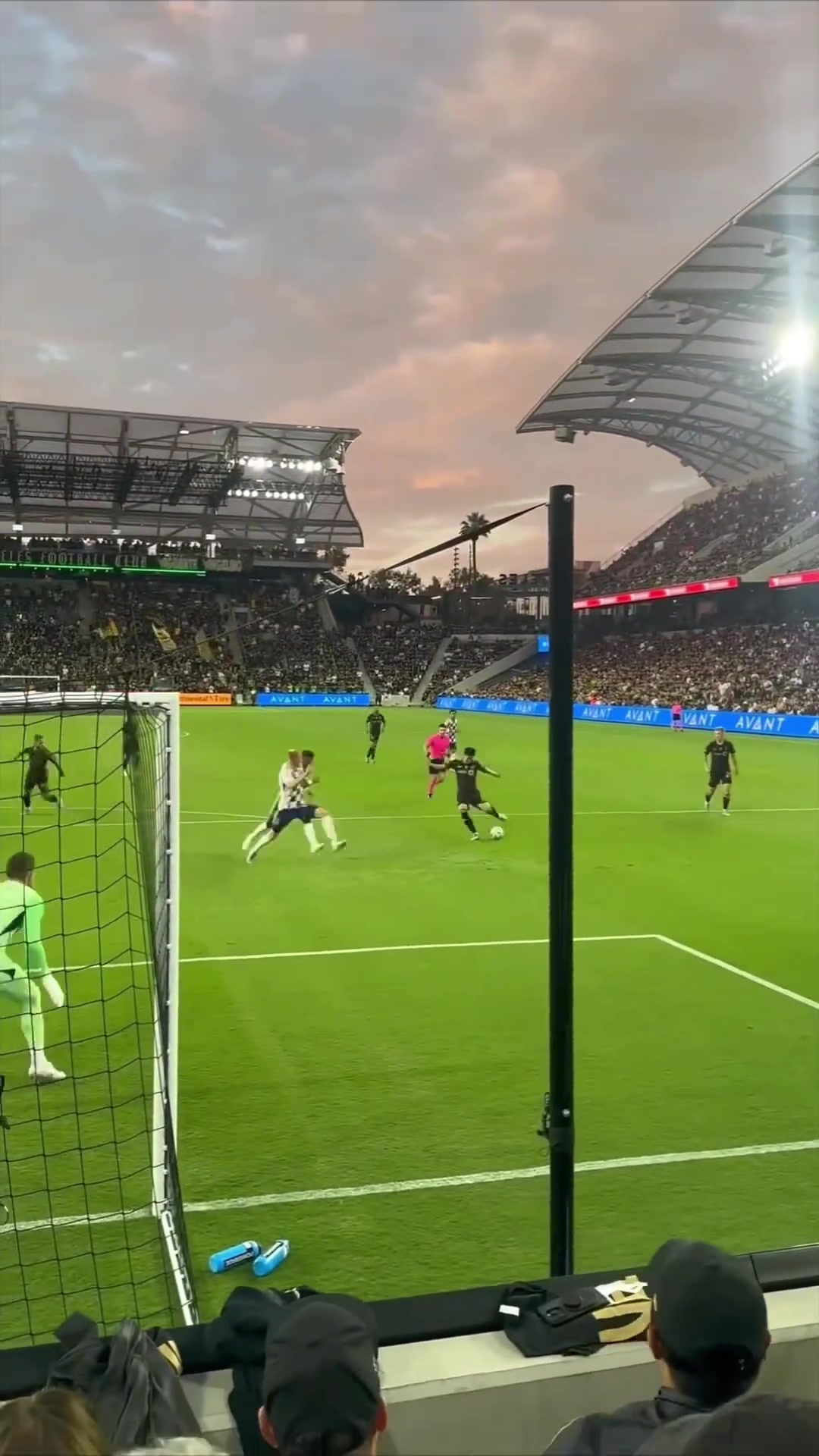 球门近距离视角感受孙兴慜射门的力量和技术