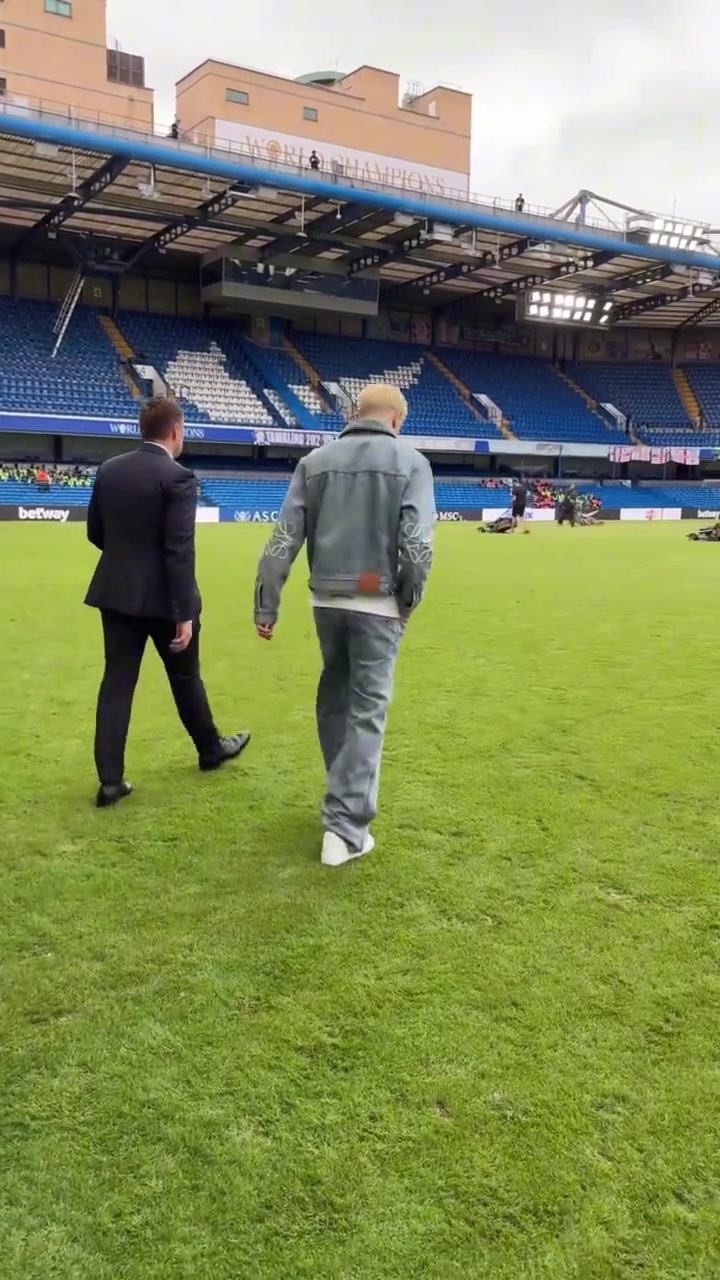 切尔西2-0富勒姆赛后加纳乔在工作人员带领下参观斯坦福桥球场