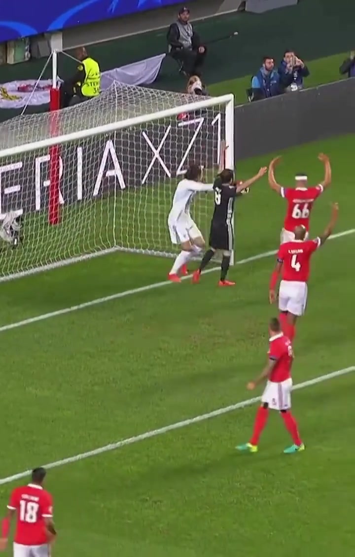 也算名场面了卢卡库这个拥抱或许拯救了这位门将的职业生涯