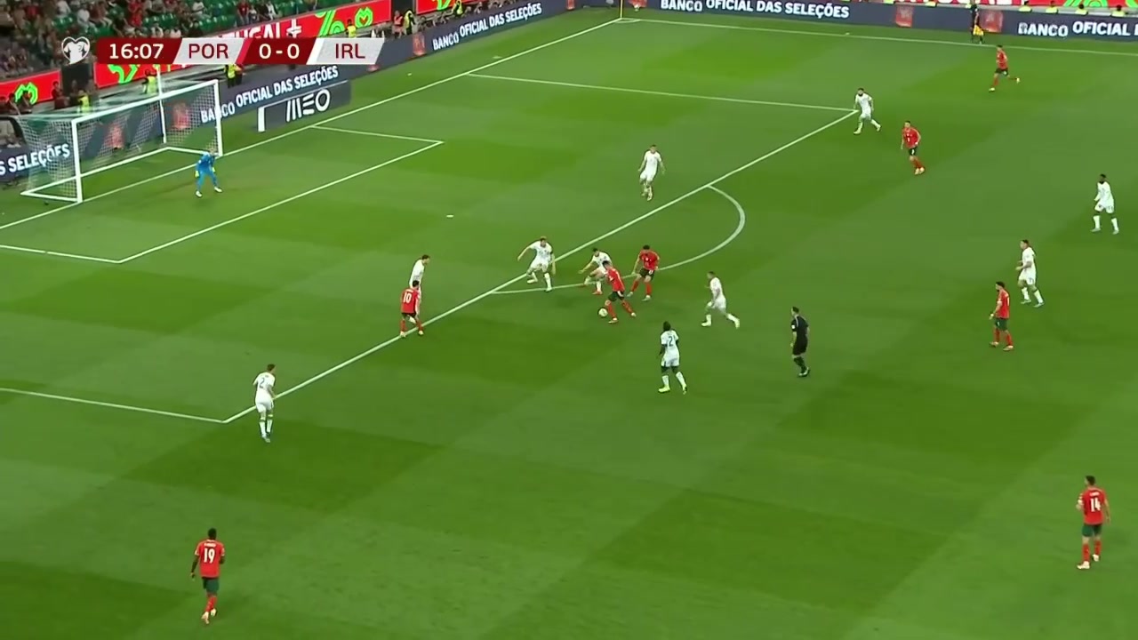 B席这打门太抽象了C罗远射击中立柱B席补射空门竟打偏了