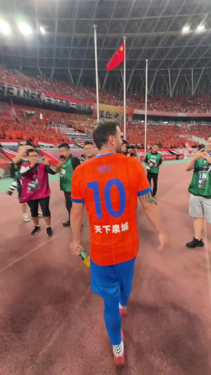 瓦科上演大四喜后与球迷互动还有些害羞本赛季他能拿金靴吗