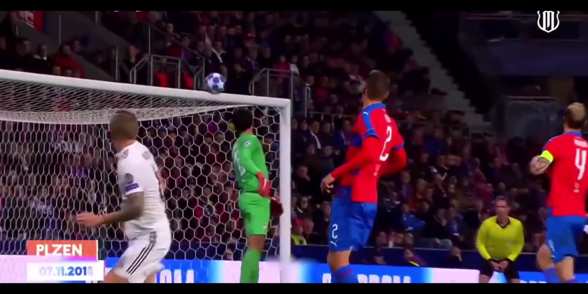 招牌的低杆右塞克罗斯的经典克式推杆优雅美丽的脚法