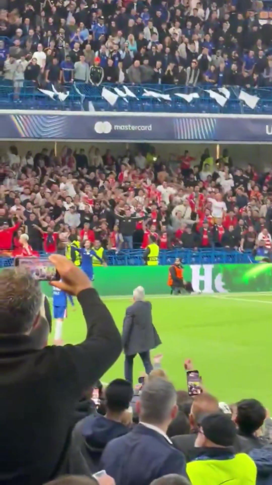 穆里尼奥走向底线让本菲卡球迷不要向前本菲卡球员恩佐扔东西