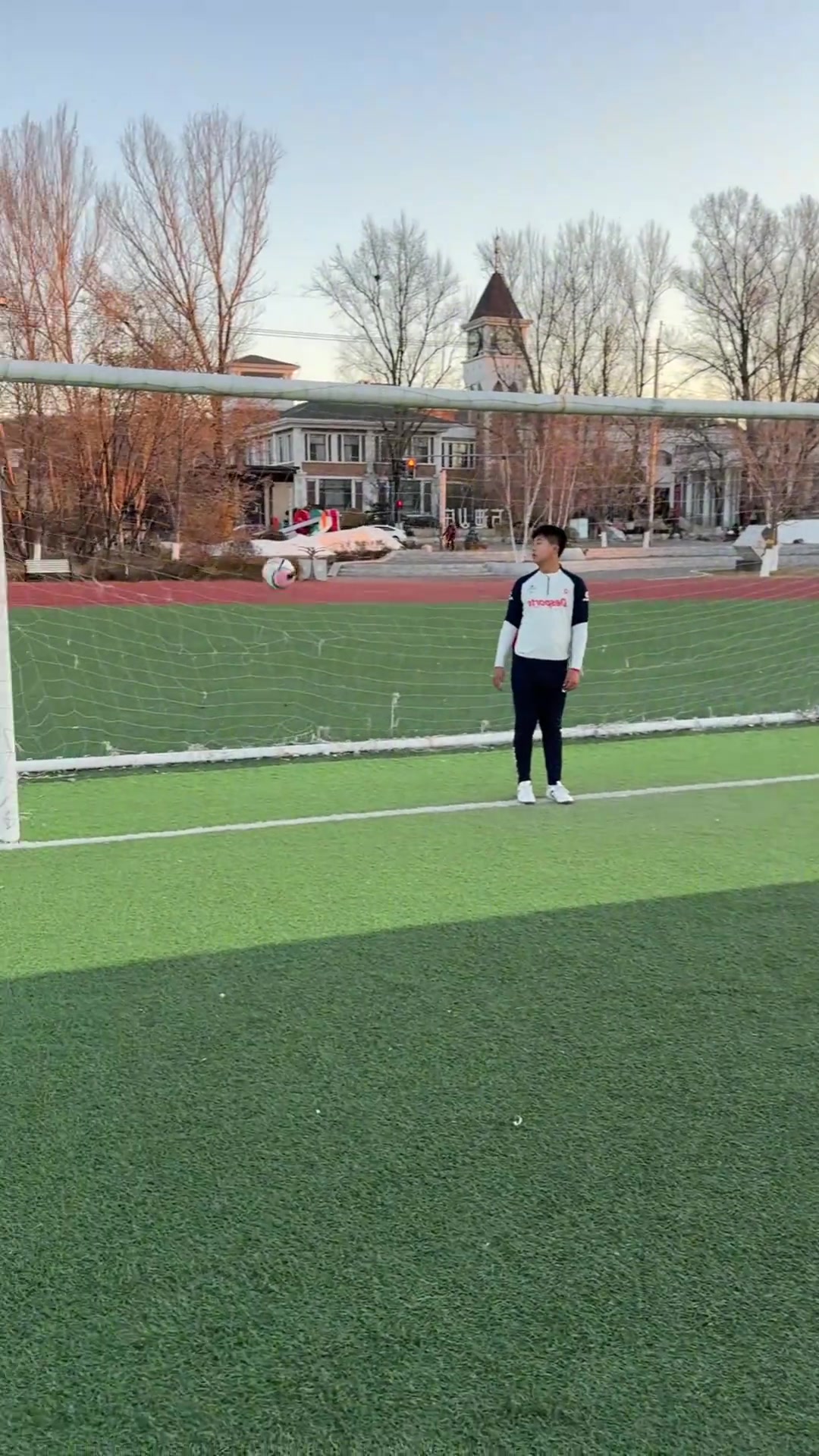 小姐姐踢球是用了脑子的
