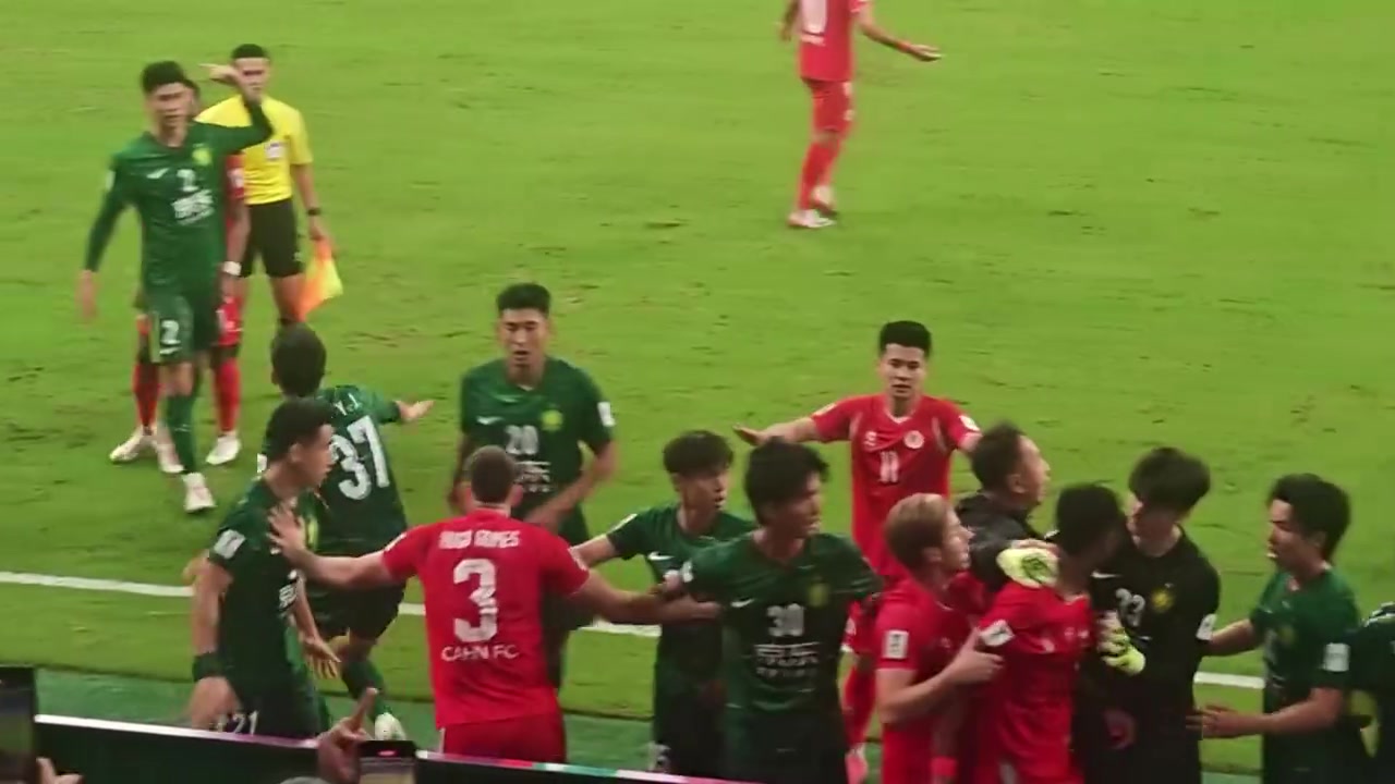 国安工作人员正在拉架结果被主场球迷扔的水瓶砸到头部