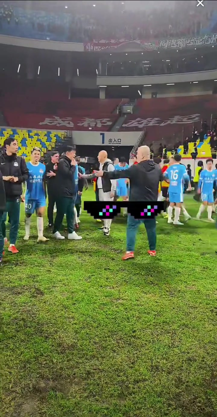 不应该啊赛后蓉城球迷怒骂河南队球员泄愤