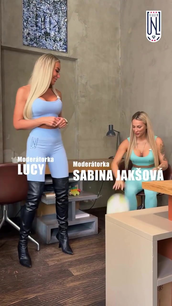 你俩这是女足还是模特球技看着不咋样但身材也有点走样啊