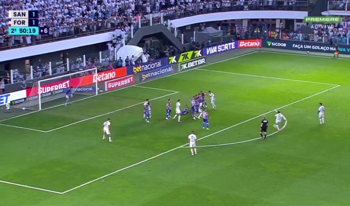 内马尔用他那著名点球技术罚任意球而这项技术被国际足联禁止