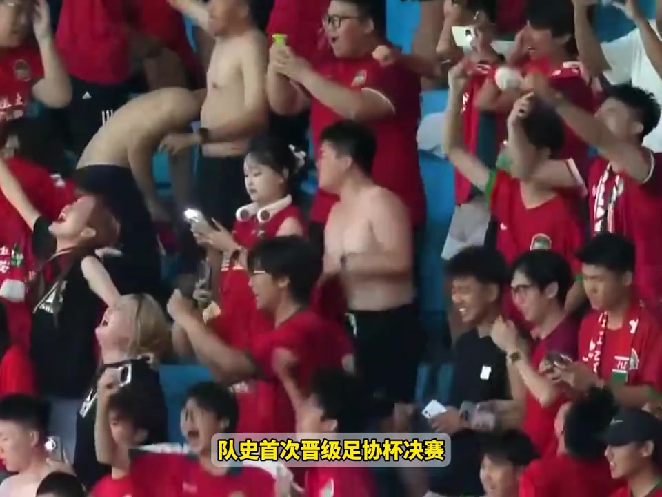 太不易了河南队队史31年首次闯进足协杯决赛赛后全队疯狂庆祝