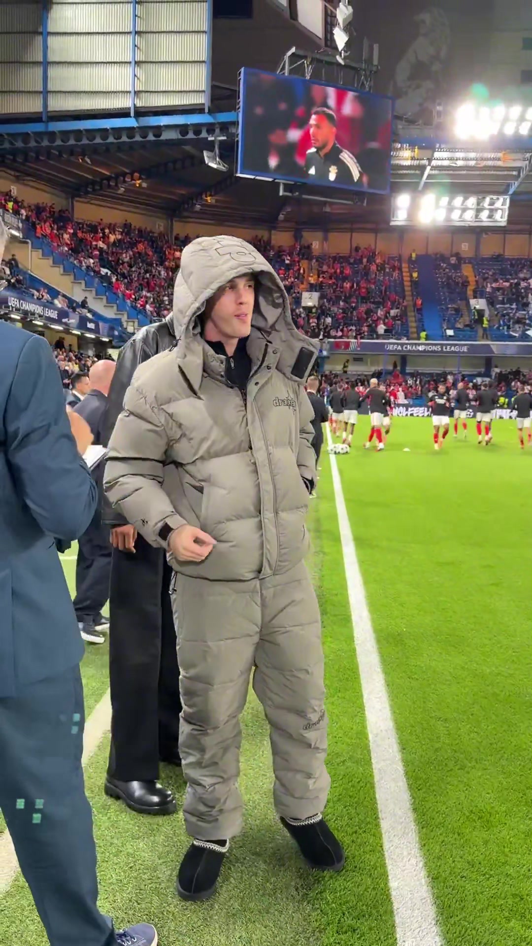 大棉袄大棉裤帕尔默观战欧冠切尔西vs本菲卡